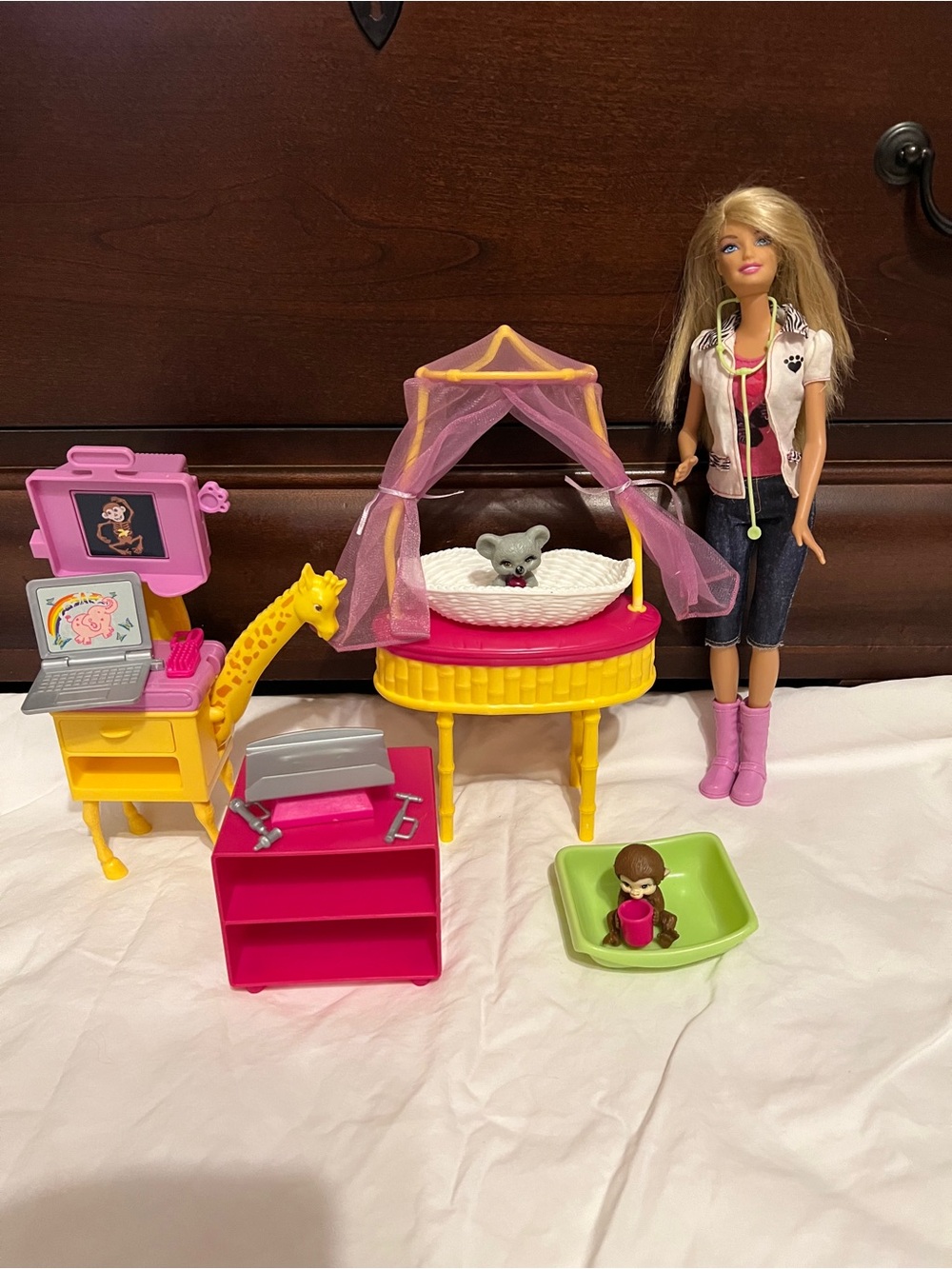 Barbie I can Be Zoo Doctor Baby Animals
Vet Playset 2010